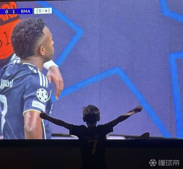 退役后的牵挂：贝尔携子现身伊蒂哈德 见证老东家欧冠巅峰对决